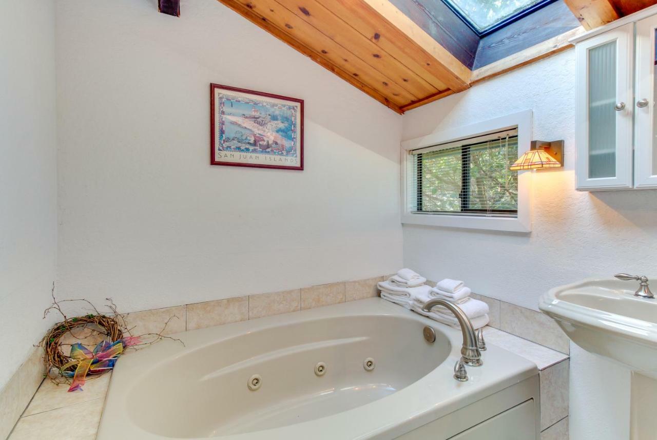 Lopez Island Hunter Bay Waterfront Home ภายนอก รูปภาพ